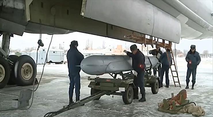 Ch-55 . Ch-555 - Pocisk Ch-555 przed załadunkiem do komory bombowej nosiciela. WIT_4_2015_rosja.jpg